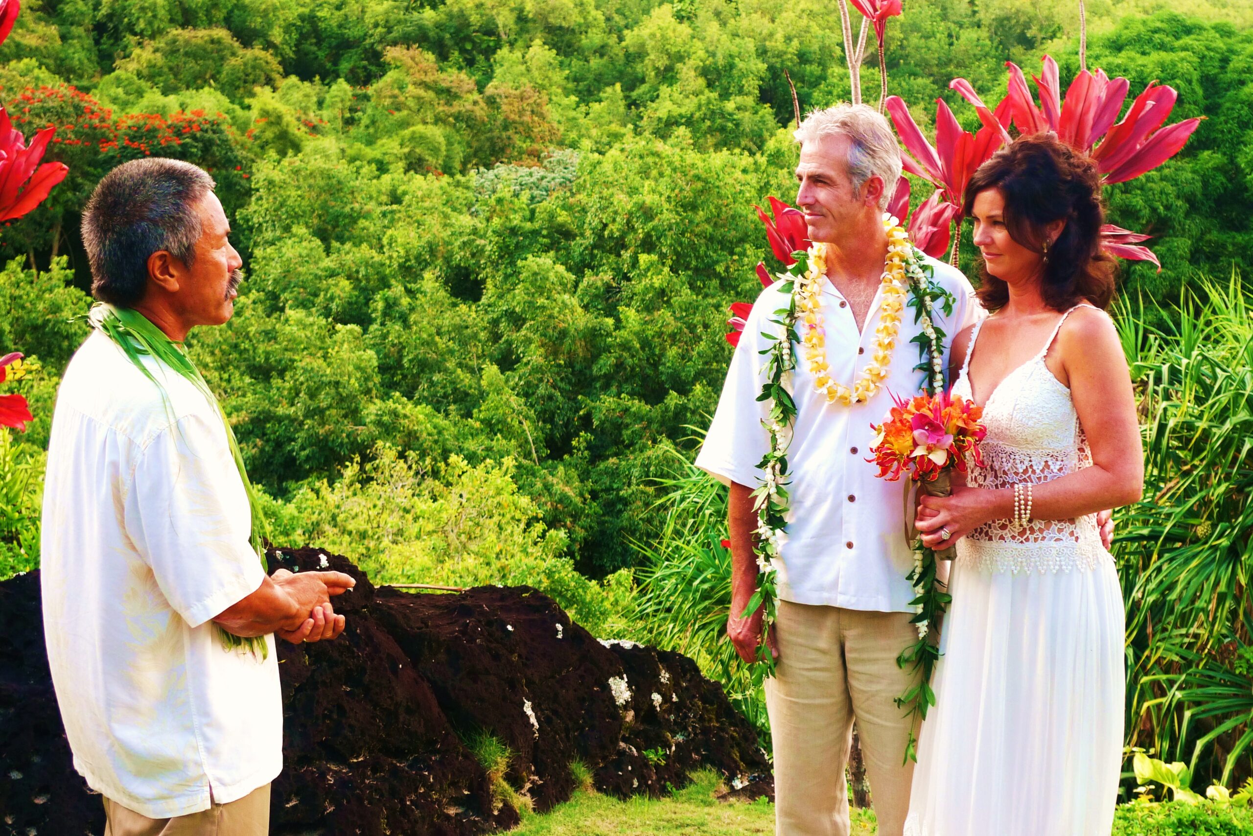 KauaiStyle.com Amazing Weddings! Kauai's best intimate weddings...