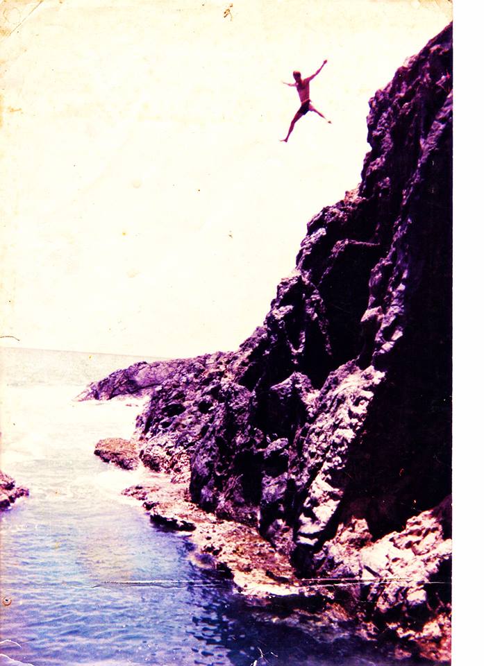 Cliff jumping Mokulua Oahu. kauaistyle.com